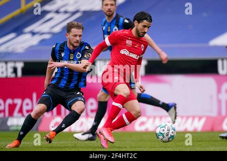 BRUGES, BELGIQUE - MARS 21: Mats Rits du Club Brugge et Lior Refaelov de Royal Anvers lors du match Jupiler Pro League entre Club Brugge et FC Banque D'Images