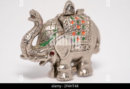 Porte-clés/pendentif éléphant en métal avec son tronc courbé pour dire namaste Banque D'Images