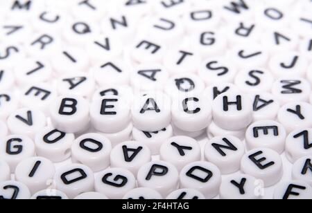 Mot de plage écrit sur d'autres blocs de lettres blanches Banque D'Images