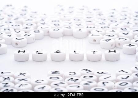Mot de santé écrit sur un bloc d'alphabet blanc Banque D'Images