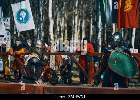 Bataille de deux chevaliers dans l'arène. Combat épique par épée. Festival de la culture médiévale. Bichkek, Kirghizistan - 13 octobre 2019 Banque D'Images