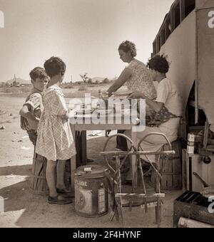 Réfugiés victimes de la sécheresse à Phoenix, Arizona. L'un des nombreux cas d'ex-agriculteurs du Tennessee qui dérivent, à la recherche de travail dans le coton. Août 1936. Photo de Dorothea Lange. Banque D'Images