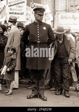 Un policier de San Francisco lors d'une réunion de rue. San Francisco, Californie. Août 1936. Photo de Dorothea Lange. Banque D'Images