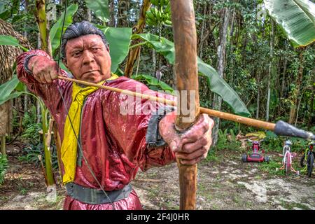 Exposition en plein air de Seminole homme tir arc et flèche à Le musée Ah-Tah-Thi-Ki de la tribu Seminole de Floride situé Sur la piste de Tamiami en C Banque D'Images