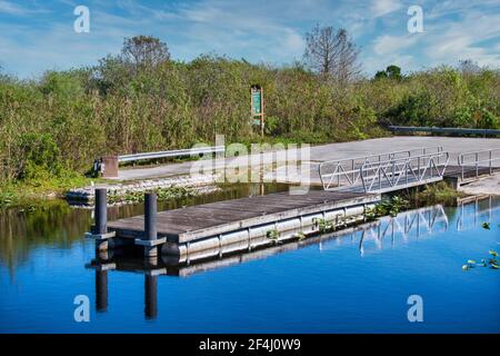 La rampe d'accès et le quai flottant des Everglades et Francis S. Taylor Wildlife Management Area sur Alligator Alley, I-75, en Floride. Banque D'Images