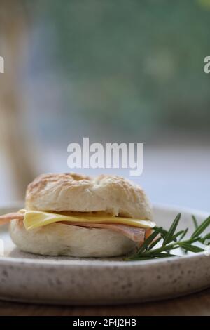 Bagel jambon fromage en gros plan sur fond de bois dans café-restaurant Banque D'Images