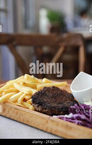 Côtelettes de bœuf pour steak avec feux et légumes sur bois arrière-plan Banque D'Images