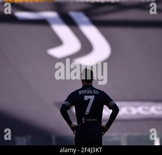 Turin, Italie. 21 mars 2021. Cristiano Ronaldo du FC Juventus réagit lors d'un match de football de série ENTRE le FC Juventus et Benevento à Turin, en Italie, le 21 mars 2021. Credit: Federico Tardito/Xinhua/Alamy Live News Banque D'Images