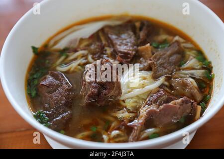 Soupe de nouilles chinoises au bœuf Banque D'Images