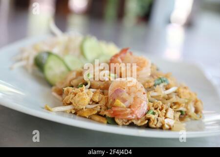 Crevettes de nouilles thaïlandaises avec crevettes sur le dessus, cuisine thaïlandaise Banque D'Images