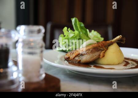 Confit de canard , confit de canard avec légume Banque D'Images