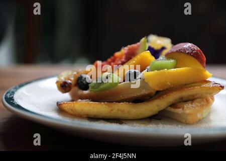 Gaufre cuite au dessert avec fruits kiwo, raisin et vanille crème glacée de style vintage Banque D'Images