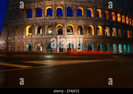 Personne dans la rue près du Colisée à Rome. Architecture célèbre illuminée dans la nuit. Rue italienne vide Banque D'Images