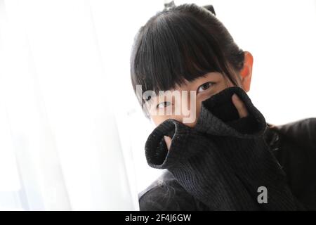 Portrait japonais école fille costume dormir et sourire en blanc chambre avec lit ton sur ton Banque D'Images