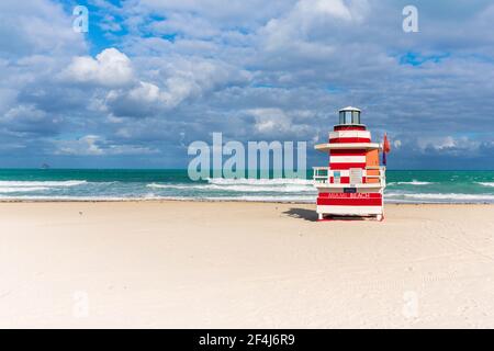 Côte ensoleillée de la plage avec tour rouge et blanc de la protection de la vie à South Beach, Miami, Floride, États-Unis. Banque D'Images