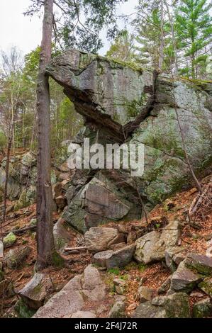 Le Pulpit du diable. Purgatory Chasm State Reservation, Sutton, ma, États-Unis Banque D'Images