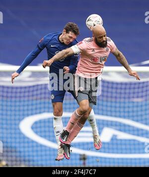 Londres, Royaume-Uni. 21 mars 2021. Andreas Christensen (L), de Chelsea, saute à la tête du ballon contre David McGoldrick de Sheffield United lors du quart de finale de la FA Cup entre Chelsea et Sheffield United au Stamford Bridge à Londres, en Grande-Bretagne, le 21 mars 2021. Credit: Matthew Impey/Xinhua/Alamy Live News Banque D'Images