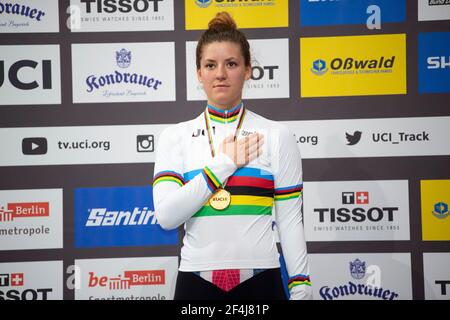 La championne du monde Chloe Dygert des États-Unis sur le podium, après avoir remporté la poursuite individuelle des femmes. Championnats du monde de course UCI 2020 Banque D'Images