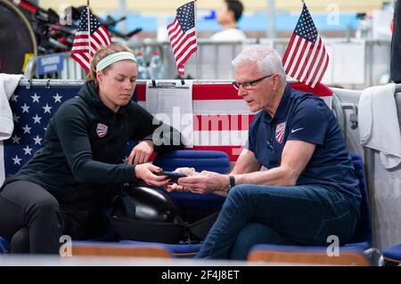 Jennifer Valente s'entretient avec l'entraîneur Gary Sutton de Team USA avant la finale de l'Omnium, UCI Track World Championships, Berlin, Allemagne (photo par Banque D'Images