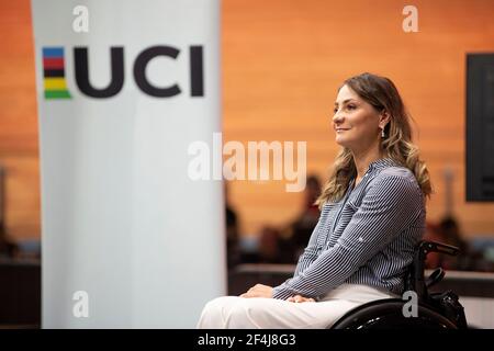 Kristina Vogel, d'Allemagne, ancienne championne du monde, accepte un prix du président de l'UCI, David Lappartient, aux Championnats du monde de piste de l'UCI 2020 Banque D'Images