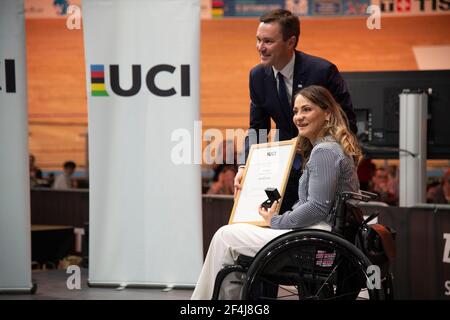 Kristina Vogel, d'Allemagne, ancienne championne du monde, accepte un prix du président de l'UCI, David Lappartient, aux Championnats du monde de piste de l'UCI 2020 Banque D'Images