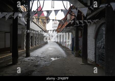 Moscou, Russie. 21 mars 2021. Rues vides au marché aux puces dans le Kremlin Izmailovsky.bijoux vintage, dentelle, livres, disques, céramique, Porcelaine, meubles rares - c'est juste une petite partie de ce que le célèbre marché aux puces de Vernissage à Izmailovo est riche. (Photo de Mihail Siergiejewicz/SOPA Images/Sipa USA) crédit: SIPA USA/Alay Live News Banque D'Images
