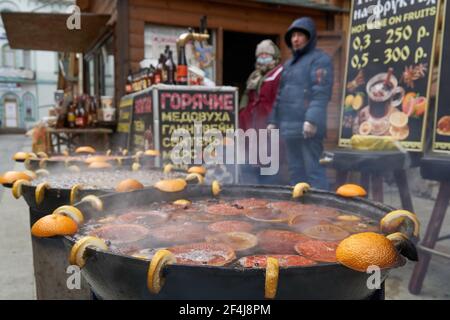 Moscou, Russie. 21 mars 2021. Vin chaud chaud au marché aux puces dans le Kremlin Izmailovsky.bijoux vintage, dentelle, livres, disques, céramique, Porcelaine, meubles rares - c'est juste une petite partie de ce que le célèbre marché aux puces de Vernissage à Izmailovo est riche. (Photo de Mihail Siergiejewicz/SOPA Images/Sipa USA) crédit: SIPA USA/Alay Live News Banque D'Images