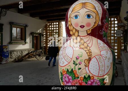 Moscou, Russie. 21 mars 2021. Matryoshka à l'entrée du marché aux puces dans le Kremlin Izmailovo. Bijoux vintage, dentelle, livres, disques, céramique, Porcelaine, meubles rares - c'est juste une petite partie de ce que le célèbre marché aux puces de Vernissage à Izmailovo est riche. (Photo de Mihail Siergiejewicz/SOPA Images/Sipa USA) crédit: SIPA USA/Alay Live News Banque D'Images