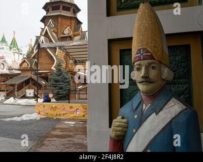 Moscou, Russie. 21 mars 2021. Grenadier à l'entrée du marché aux puces dans le Kremlin Izmailovo. Bijoux vintage, dentelle, livres, disques, céramique, Porcelaine, meubles rares - c'est juste une petite partie de ce que le célèbre marché aux puces de Vernissage à Izmailovo est riche. (Photo de Mihail Siergiejewicz/SOPA Images/Sipa USA) crédit: SIPA USA/Alay Live News Banque D'Images
