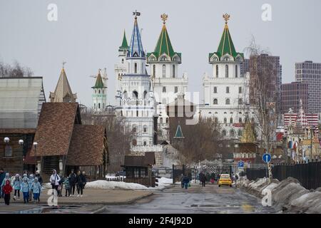 Moscou, Russie. 21 mars 2021. Vue sur le Kremlin d'Izmailovsky du côté du métro.bijoux vintage, dentelle, livres, disques, céramique, Porcelaine, meubles rares - c'est juste une petite partie de ce que le célèbre marché aux puces de Vernissage à Izmailovo est riche. Crédit : SOPA Images Limited/Alamy Live News Banque D'Images