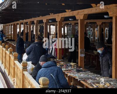 Moscou, Russie. 21 mars 2021. Balcon sculpté du marché aux puces dans le Kremlin Izmailovsky.bijoux vintage, dentelle, livres, disques, céramique, Porcelaine, meubles rares - c'est juste une petite partie de ce que le célèbre marché aux puces de Vernissage à Izmailovo est riche. Crédit : SOPA Images Limited/Alamy Live News Banque D'Images