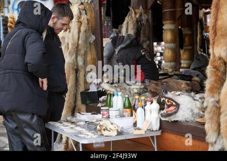 Moscou, Russie. 21 mars 2021. Commerce de la fourrure au marché aux puces dans le Kremlin Izmailovsky.bijoux vintage, dentelle, livres, disques, céramique, Porcelaine, meubles rares - c'est juste une petite partie de ce que le célèbre marché aux puces de Vernissage à Izmailovo est riche. Crédit : SOPA Images Limited/Alamy Live News Banque D'Images