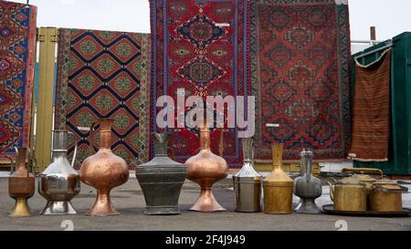 Moscou, Russie. 21 mars 2021. Tapis et cruches au marché aux puces dans le Kremlin Izmailovsky.bijoux vintage, dentelle, livres, disques, céramique, Porcelaine, meubles rares - c'est juste une petite partie de ce que le célèbre marché aux puces de Vernissage à Izmailovo est riche. Crédit : SOPA Images Limited/Alamy Live News Banque D'Images