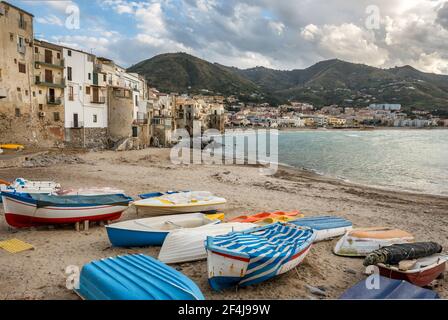 Bateaux de pêche en bois sur la vieille plage de Cefalu, Sicile Banque D'Images