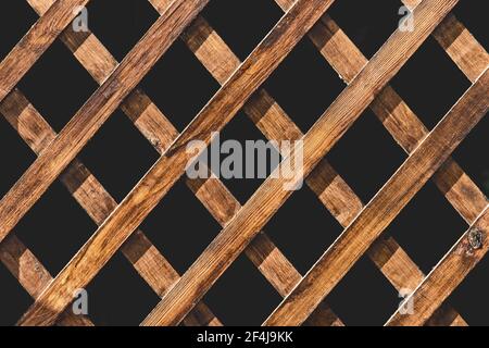 Motif intérieur décoratif de pavillon de jardin en bois texturé sur fond extérieur noir. Banque D'Images