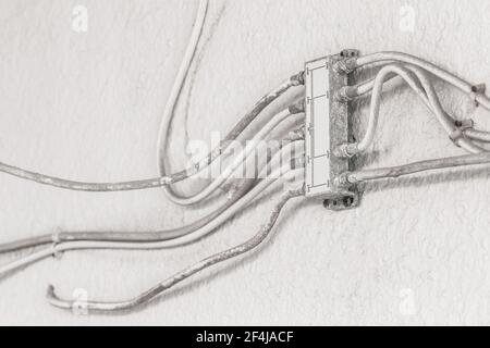 Répartiteur d'antenne sur mur blanc, système avec répartiteur de câble d'antenne TV. Banque D'Images