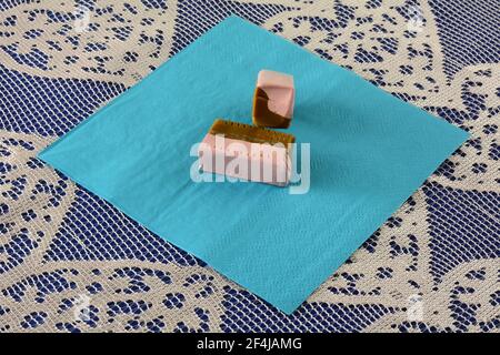 Caramels de bonbons à la fraise et à la réglisse sur une serviette bleue en dentelle nappe Banque D'Images