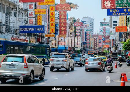 BANGKOK, THAÏLANDE - 19 mars 2021 : style de vie urbain sur la route de Yaowarat, chinatown de Bangkok, la route de Yaowarat est le centre de la ville de Chine à Bangkok Banque D'Images