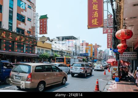 BANGKOK, THAÏLANDE - 19 mars 2021 : style de vie urbain sur la route de Yaowarat, chinatown de Bangkok, la route de Yaowarat est le centre de la ville chinoise à Bangkok, en Thaïlande Banque D'Images
