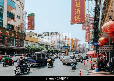 BANGKOK, THAÏLANDE - 19 mars 2021 : style de vie urbain sur la route de Yaowarat, chinatown de Bangkok, la route de Yaowarat est le centre de la ville chinoise à Bangkok, en Thaïlande Banque D'Images