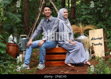 La mariée et le couple marié dans les robes hijab modernes sont prendre des photos avec de belles décorations Banque D'Images