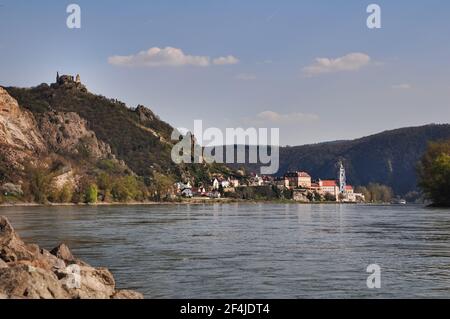 Ville de Duernstein au bord du Danube dans la vallée de Wachau, destination de voyage populaire en Autriche Banque D'Images