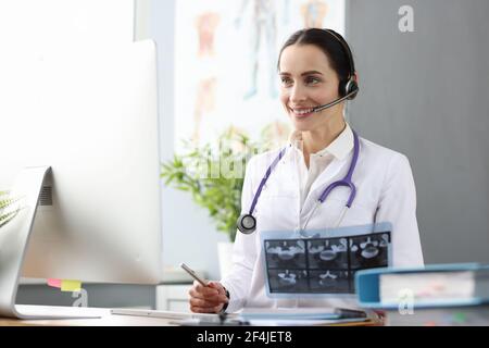 Le médecin opérateur fournit une assistance médicale à distance en gros plan Banque D'Images