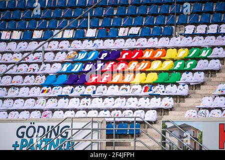 Paderborn, Allemagne. 19 mars 2021. Football: 2ème Bundesliga, SC Paderborn 07 - Karlsruher SC, Matchday 26, à la Benteler Arena. Les T-shirts blancs avec des dessins colorés sont drapés sur les sièges dans les tribunes. Ils sont accompagnés du slogan « nous sommes une équipe colorée ». Credit: David Inderlied/dpa/Alay Live News Banque D'Images