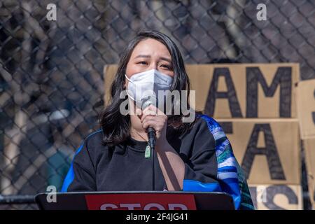 New York, États-Unis. 21 mars 2021. Yuh-line Niou, membre de l'Assemblée de l'État de York, parle lors d'un rassemblement contre la haine à Columbus Park, dans le quartier chinois de Manhattan. Un rassemblement de solidarité a été organisé en réponse à la montée des crimes de haine contre la communauté asiatique depuis le début de la pandémie du coronavirus (COVID-19) en 2020. Le 16 mars à Atlanta, en Géorgie, un homme a pris une fusillade dans trois spas qui ont fait huit morts, dont six femmes asiatiques. Crédit : Ron Adar/Alay Live News Banque D'Images