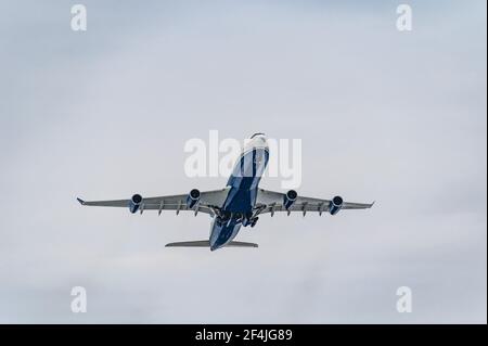 Hoersching, autriche, 20 mars 2021, Airbus A340, 9h-SUN exploité par Hi Fly est décollage à l'aéroport de linz Banque D'Images