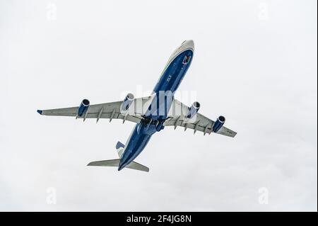 Hoersching, autriche, 20 mars 2021, Airbus A340, 9h-SUN exploité par Hi Fly est décollage à l'aéroport de linz Banque D'Images