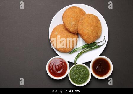 Nourriture de serpents indiens kachouri ou kachoudi kachori servi avec tamarin et chutney à la menthe Banque D'Images