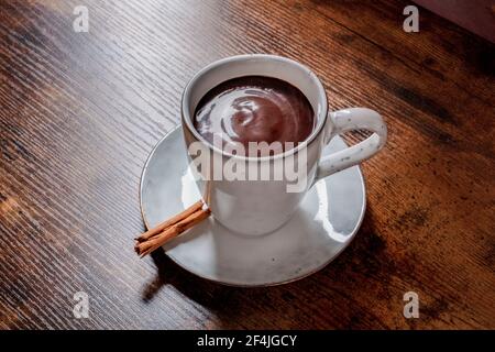 Chocolat chaud avec un bâton de cannelle Banque D'Images
