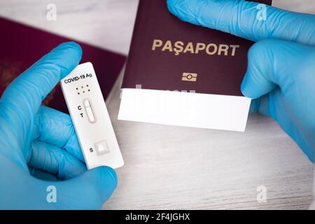 Médecin détenteur d'un passeport et d'un test négatif covid-19 ( antigène rapide SRAS-COV-2 AG ). Coronavirus et concept de voyage de sécurité. Banque D'Images